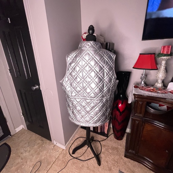 Time and Tru silver puffer vest size 2X reversible. *****CROSS POSTED***** - Picture 3 of 3